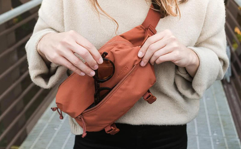 Как выбрать сумку-слинг, которая не мешает в движении: точный разбор размера, ремня и удобства