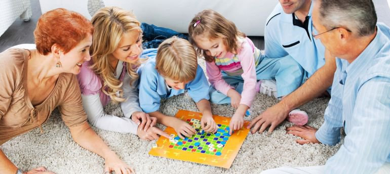 Настільні ігри для вечірок 2026: про ті вечори, які виходять самі