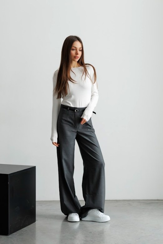 Як носити білі кросівки в офіс і виглядати професійно